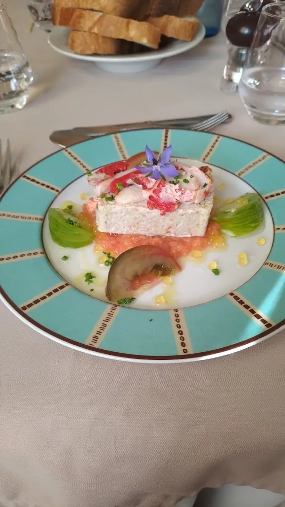 Nougat Glacé Sur Coulis de Pêche